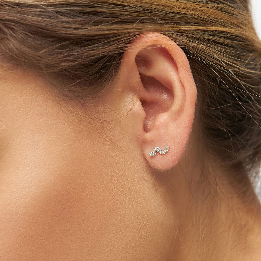 LULU Copenhagen Snaky ørering 1 stk Ear stud, 1 pcs Hvid