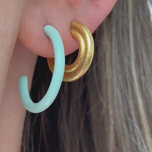 LULU Copenhagen Color Hoops Medium par Hoops Pink - Video preview
