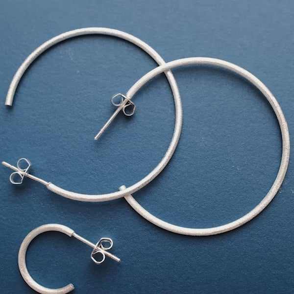 LULU Copenhagen Non Hoops Large par Hoops Silver Plated - Video preview