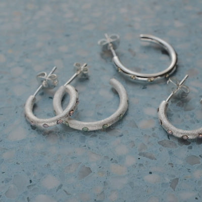 LULU Copenhagen OMG Hoops Small par forsølvet Hoops Crystal Green